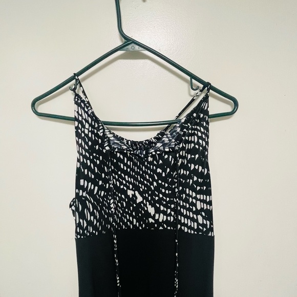 Elegant Black and White Women's Dress - Picture 10 of 10